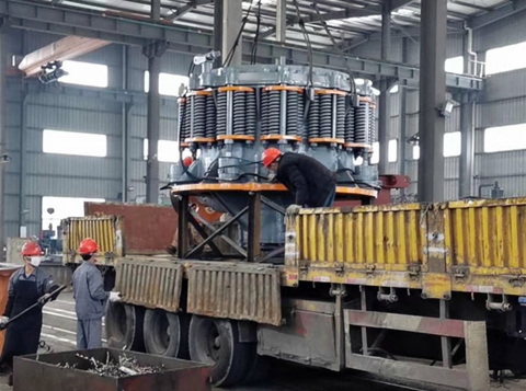 圖為雙金機(jī)械彈簧圓錐破碎機(jī)發(fā)貨現(xiàn)場(chǎng)