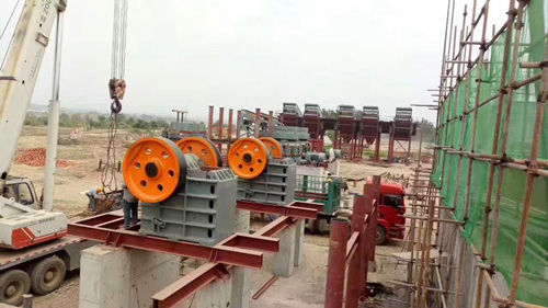 雙金顎式破碎機(jī)客戶使用現(xiàn)場