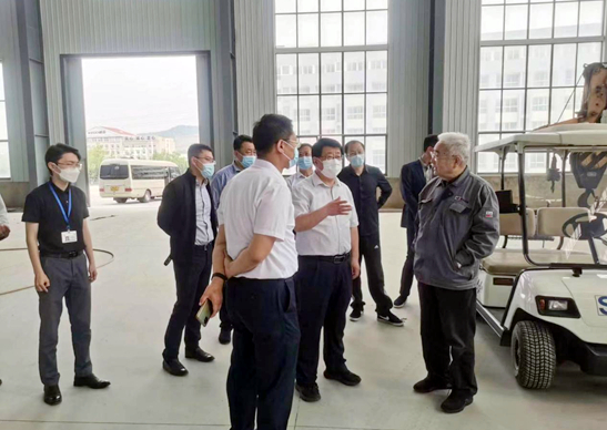 圖為雙金公司董事長與臨港區(qū)領(lǐng)導交流威海雙金項目建設(shè)情況
